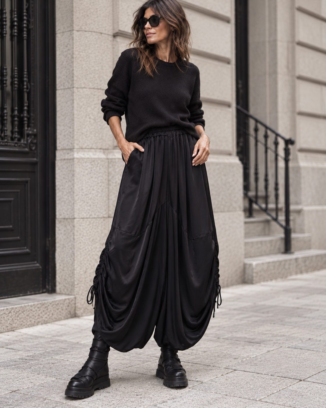 Pantaloni salvari satinați cu șireturi de ajustare, în nuanța negru, vedere frontală.