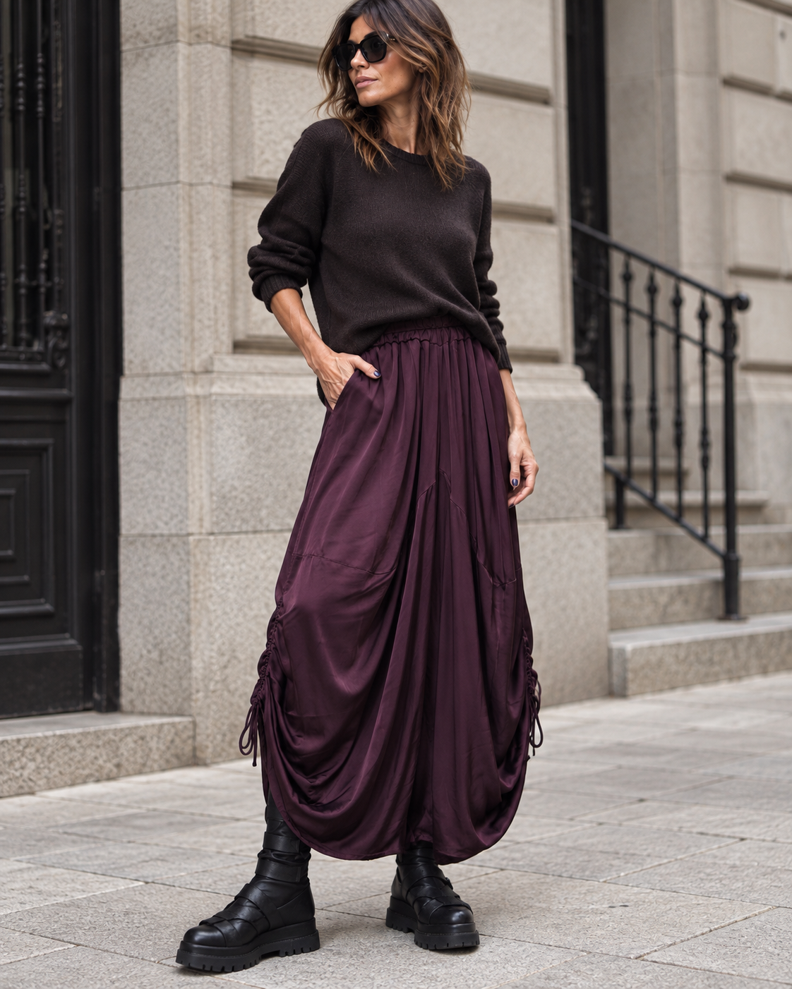 Pantaloni salvari satinați cu șireturi de ajustare, în nuanța violet închis, vedere frontală.