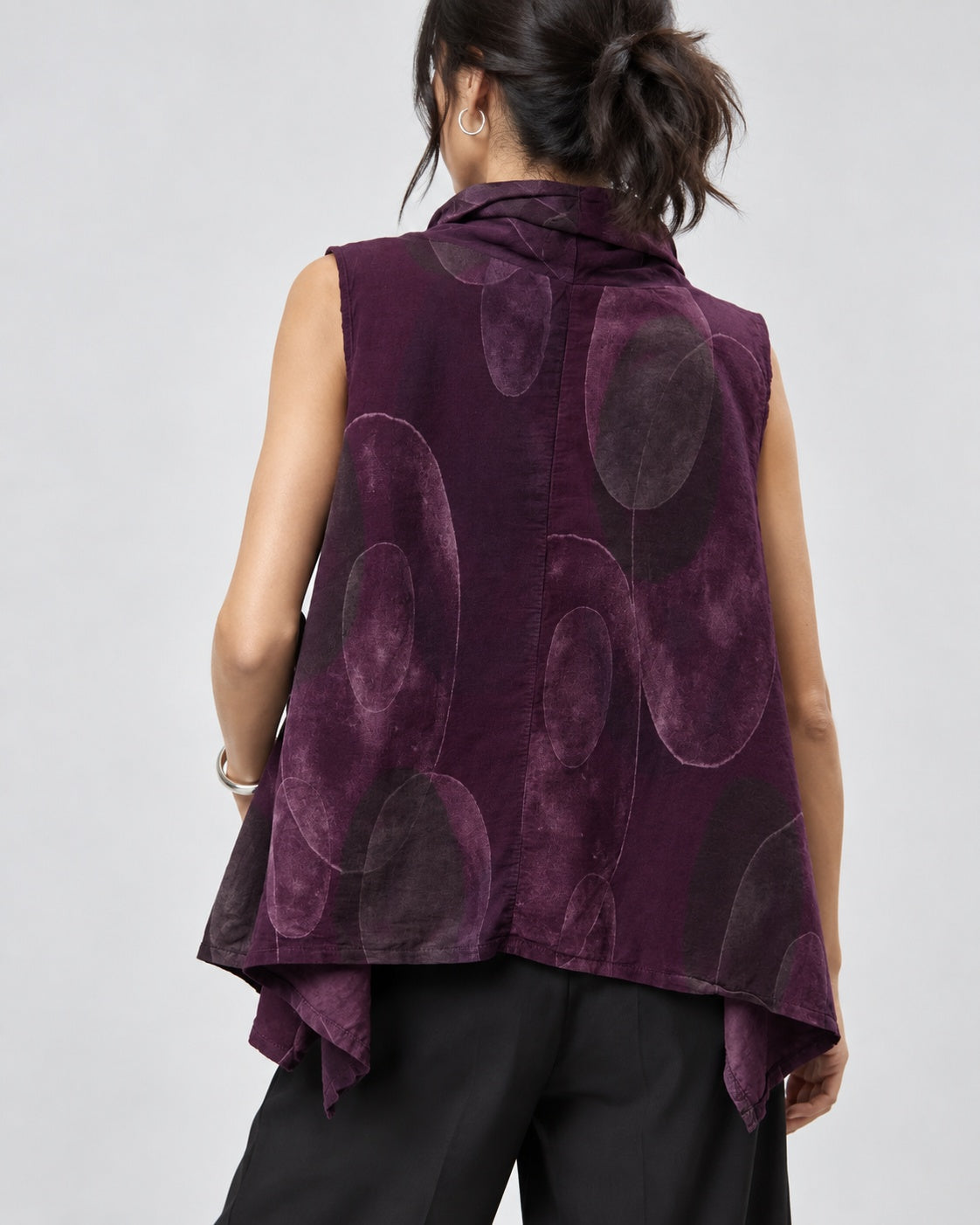 Vestă top evazată din catifea reiată cu print ovale, nuanța violet închis, vedere din spate, All Above Boutique.