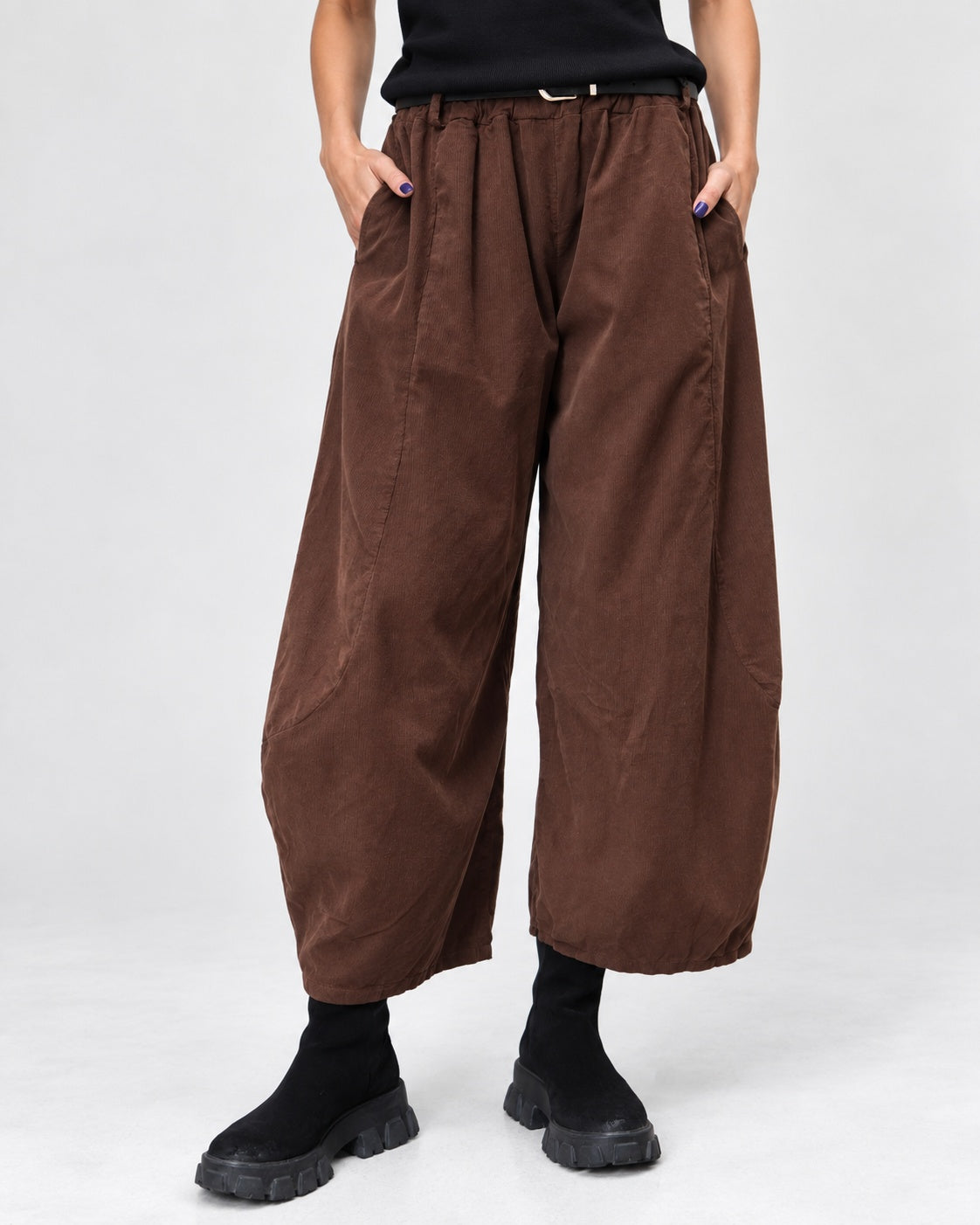 Pantaloni barrel din catifea reiată, în nuanța maro, vedere frontală.