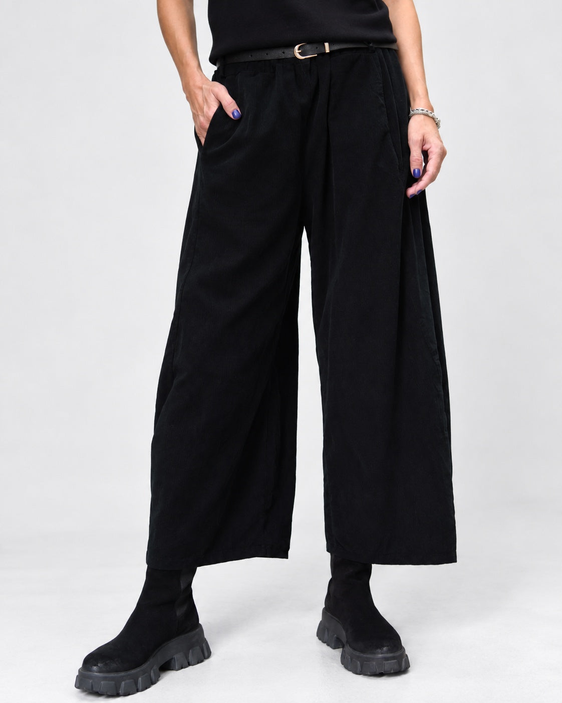 Pantaloni barrel din catifea reiată, în nuanța negru, vedere frontală.