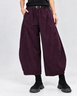 Pantaloni barrel din catifea reiată, în nuanța violet închis, vedere frontală.