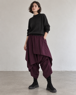 Pantaloni salvari din catifea reiată, cu tur lăsat și suprapuneri, în nuanța violet închis, vedere frontală.
