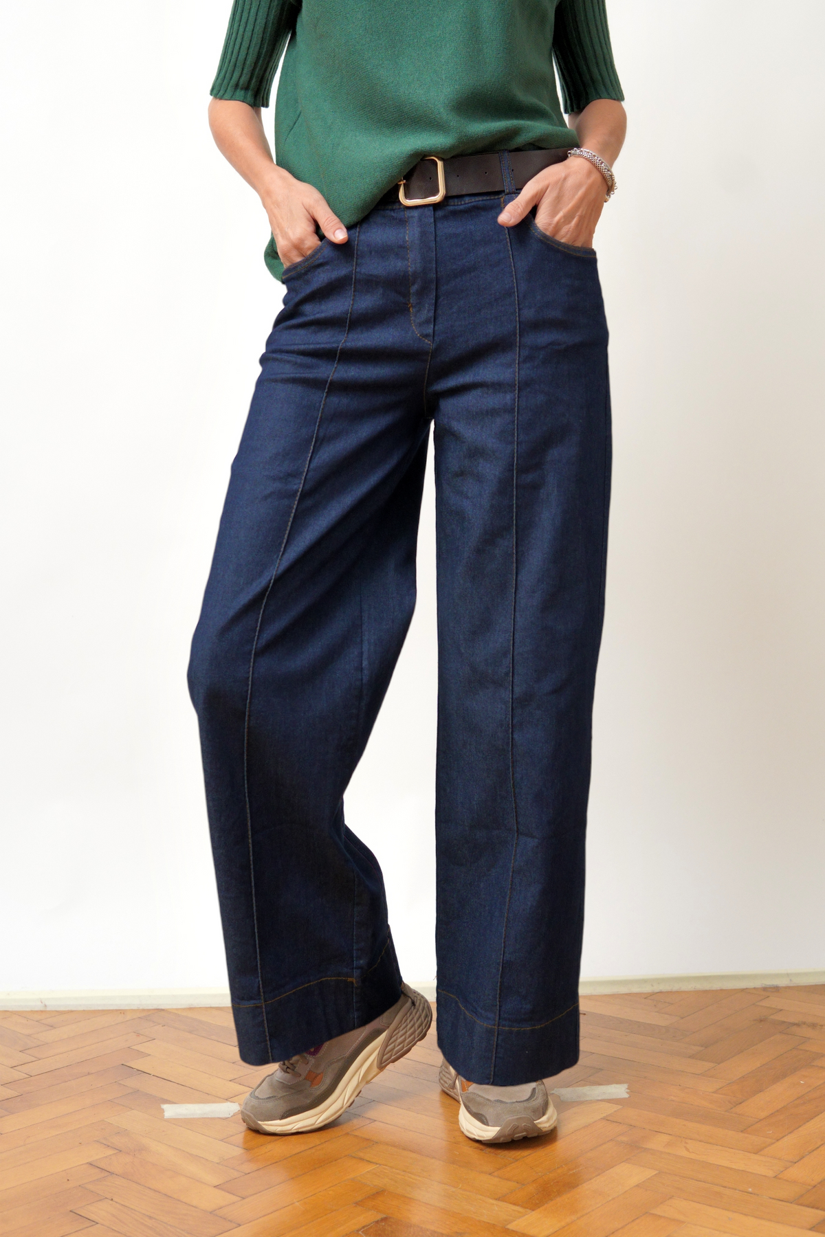 Blugi drepți din denim elastic, în nuanța bleumarin închis, vedere frontală, All Above Boutique