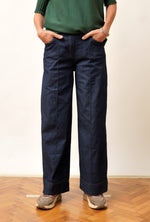 Blugi drepți din denim elastic, în nuanța bleumarin închis, vedere frontală, All Above Boutique