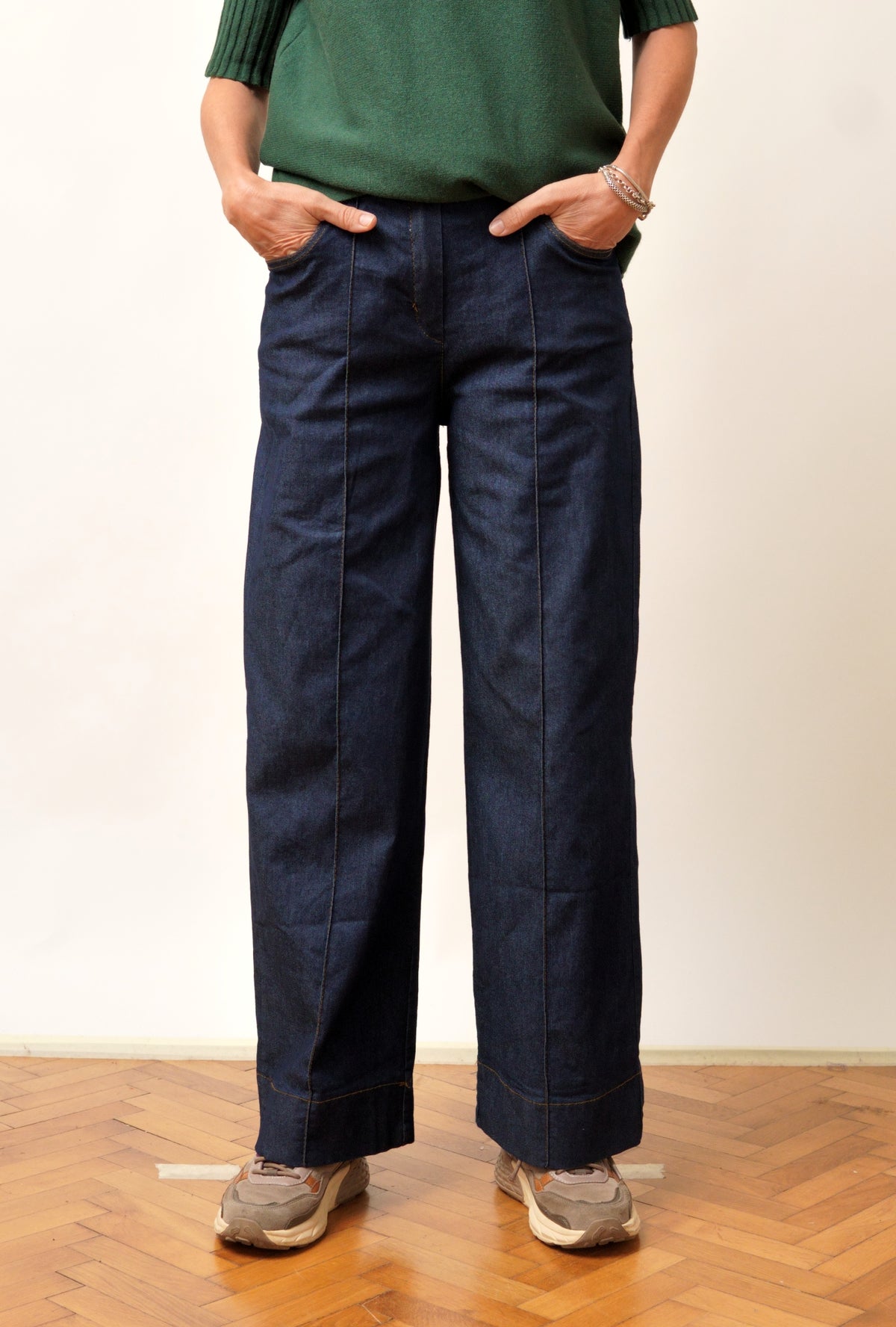 Blugi drepți din denim elastic, în nuanța bleumarin închis, vedere frontală, All Above Boutique