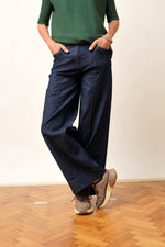 Blugi drepți din denim elastic, în nuanța bleumarin închis, vedere laterală, All Above Boutique