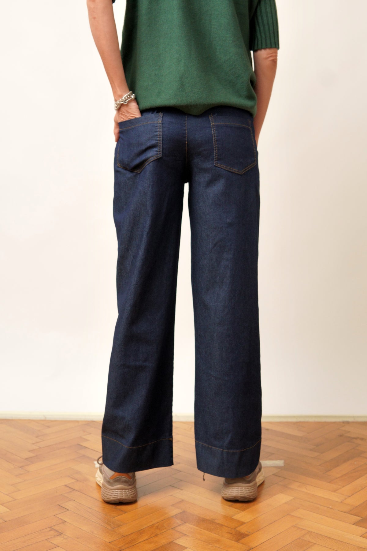 Blugi drepți din denim elastic, în nuanța bleumarin închis, purtați pe model, All Above Boutique