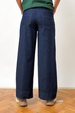 Blugi drepți din denim elastic, în nuanța bleumarin închis, vedere din spate, All Above Boutique