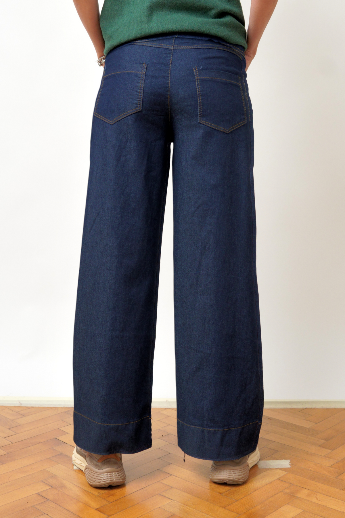 Blugi drepți din denim elastic, în nuanța bleumarin închis, vedere din spate, All Above Boutique