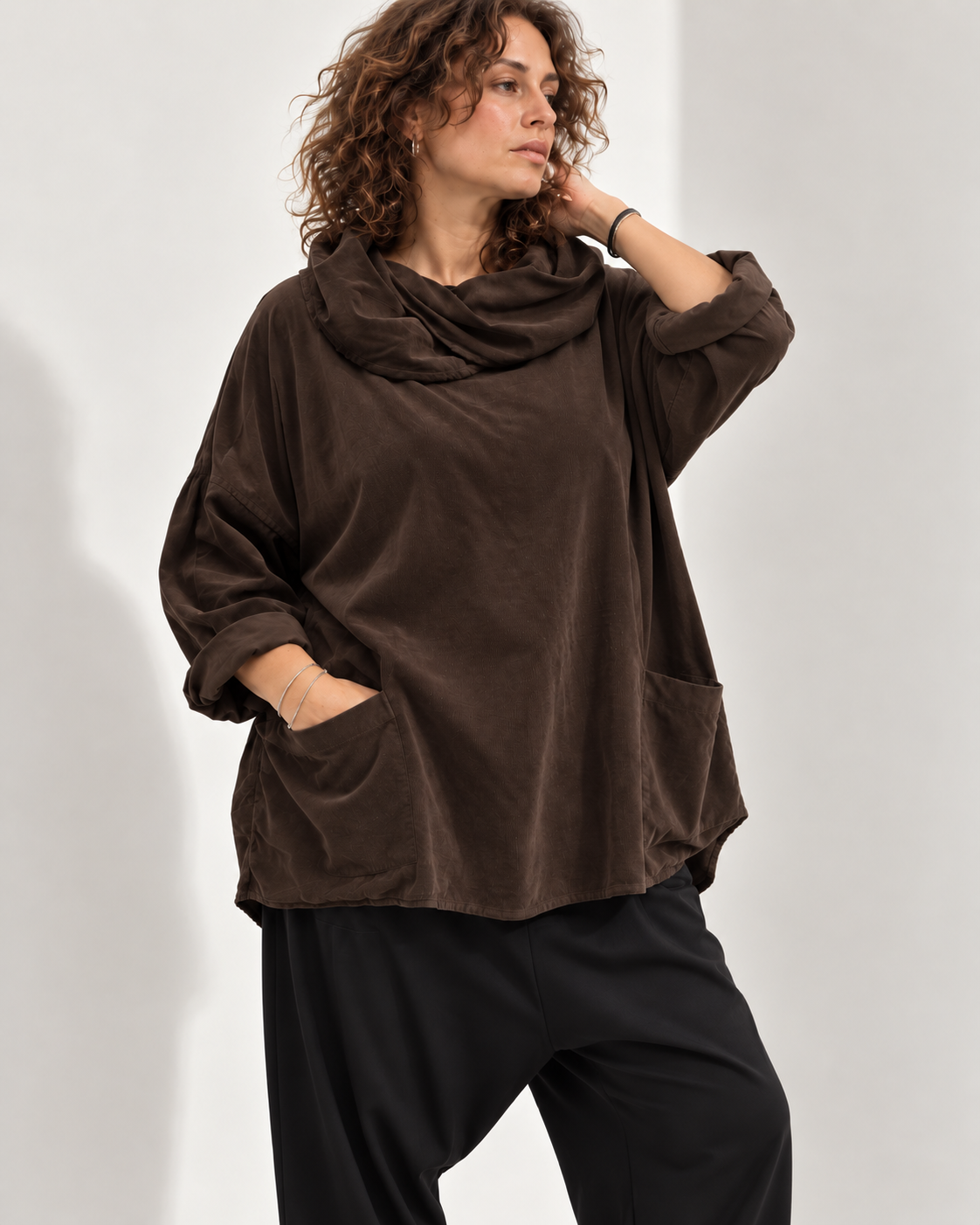 Bluză oversize maro cafea din catifea reiată fină, cu guler drapat și umeri căzuți - All Above Boutique