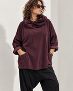 Bluză oversize violet închis din catifea reiată fină, cu guler drapat și buzunare mari în față - All Above Boutique