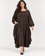 Rochie lungă satinată maro, croi larg tip cocon cu tiv asimetric, vedere din lateral - All Above Boutique
