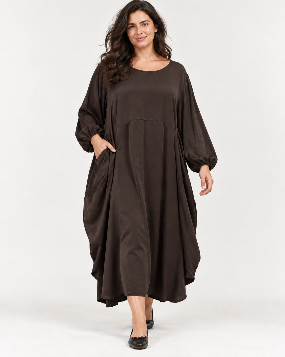 Rochie lungă satinată maro, croi larg tip cocon cu tiv asimetric, vedere din lateral - All Above Boutique