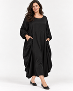 Rochie lungă satinată negru, croi larg tip cocon cu tiv asimetric, vedere din lateral - All Above Boutique