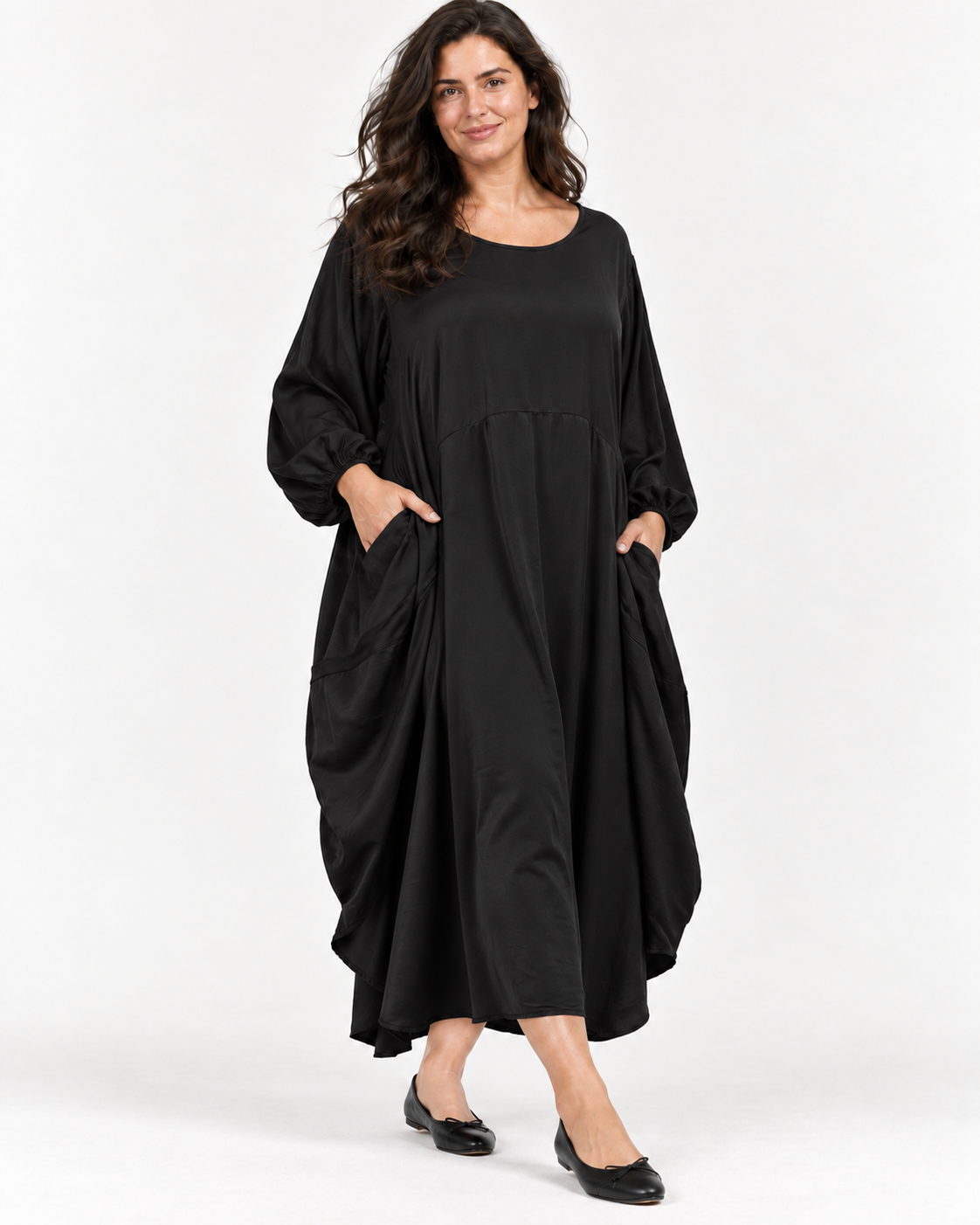 Rochie lungă satinată negru, croi larg tip cocon cu tiv asimetric, vedere din lateral - All Above Boutique