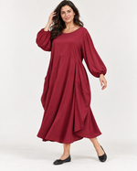 Rochie lungă satinată roșu închis, croi larg tip cocon cu tiv asimetric, vedere din lateral - All Above Boutique
