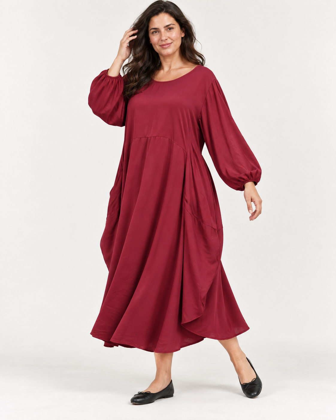 Rochie lungă satinată roșu închis, croi larg tip cocon cu tiv asimetric, vedere din lateral - All Above Boutique