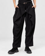 Pantaloni conici tip plic din catifea reiată, în nuanța negru, vedere frontală.