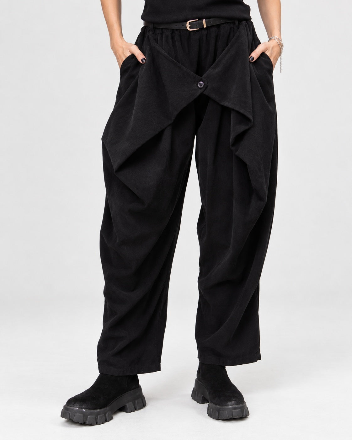 Pantaloni conici tip plic din catifea reiată, în nuanța negru, vedere frontală.