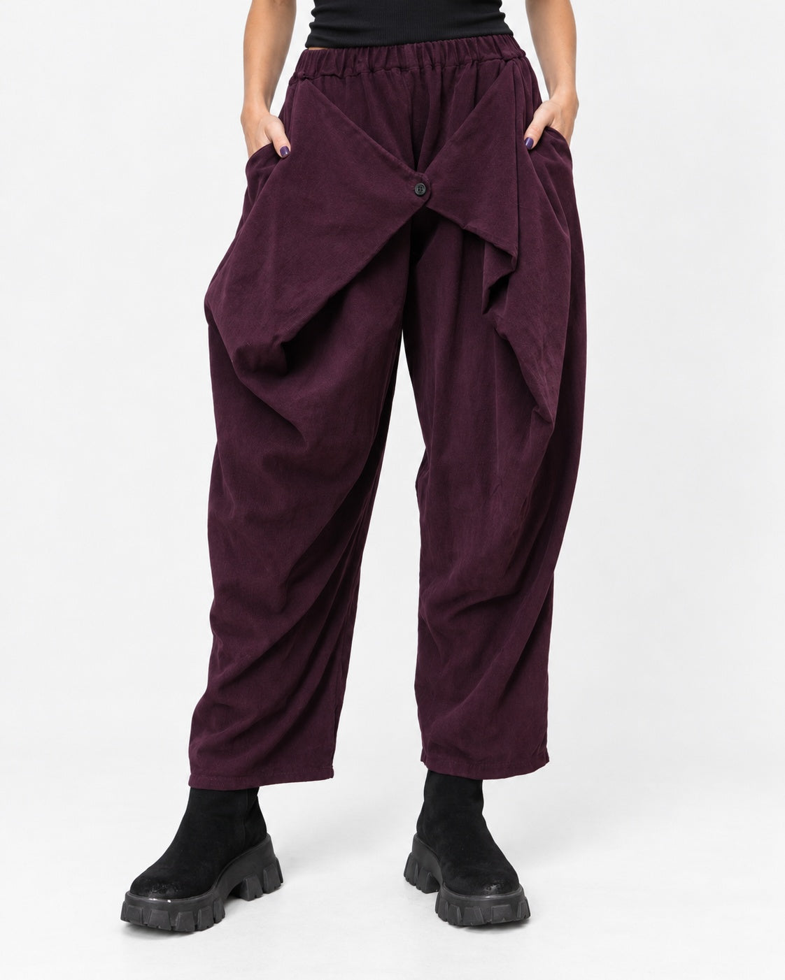 Pantaloni conici tip plic din catifea reiată, în nuanța violet închis, vedere frontală.