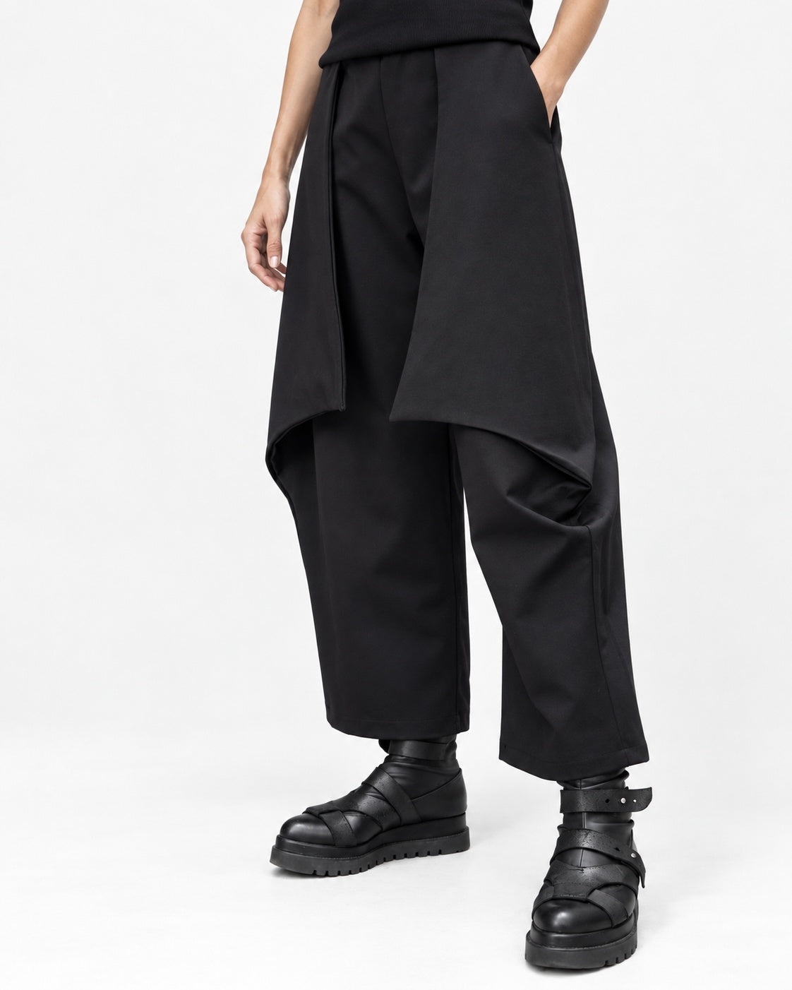 Pantaloni drepți din jerseu cu semifustă, în nuanța negru, vedere din profil.