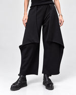 Pantaloni drepți din jerseu cu semifustă, în nuanța negru, vedere frontală.