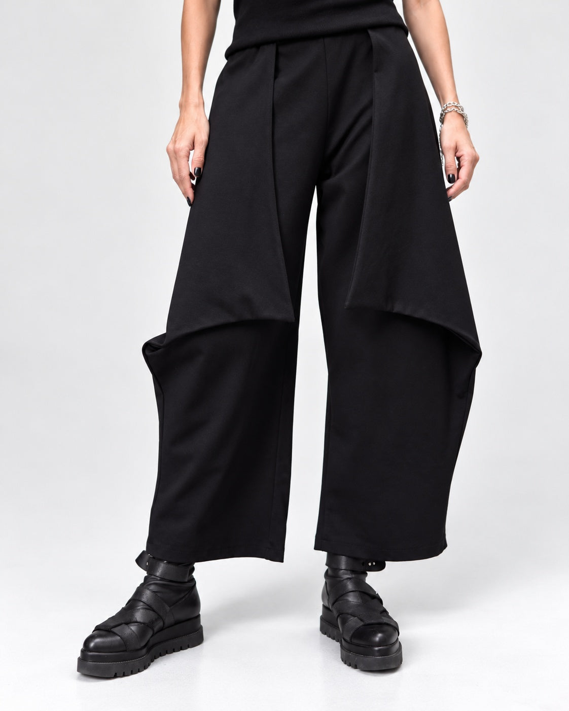 Pantaloni drepți din jerseu cu semifustă, în nuanța negru, vedere frontală.