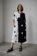 Rochie midi alb-negru cu imprimeu pensulă, cădere fluidă și aer artistic — All Above Boutique.