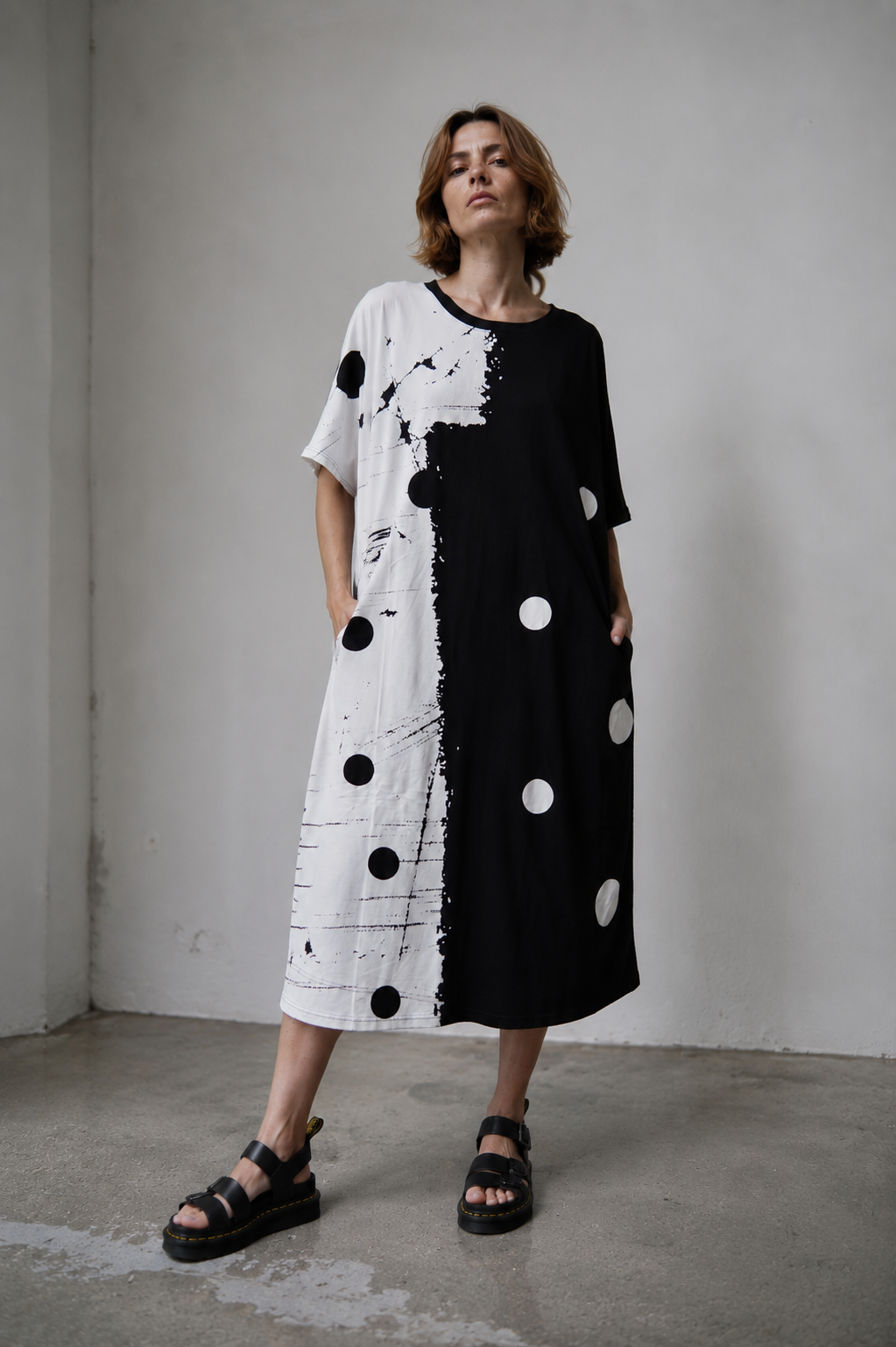 Rochie midi alb-negru cu imprimeu pensulă, cădere fluidă și aer artistic — All Above Boutique.