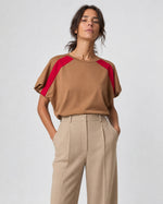 Top cu umeri căzuți și bandă raglan contrastantă, în nuanța camel, vedere frontală.