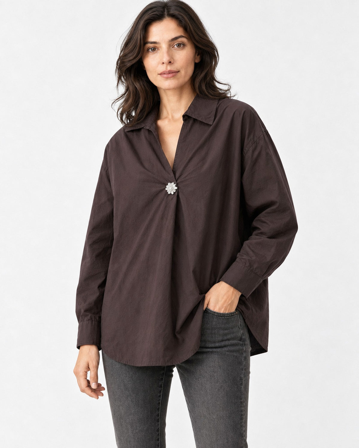 Cămașă oversize maro cafea din bumbac, cu pliu și nasture cu strasuri, purtată cu jeans - All Above Boutique