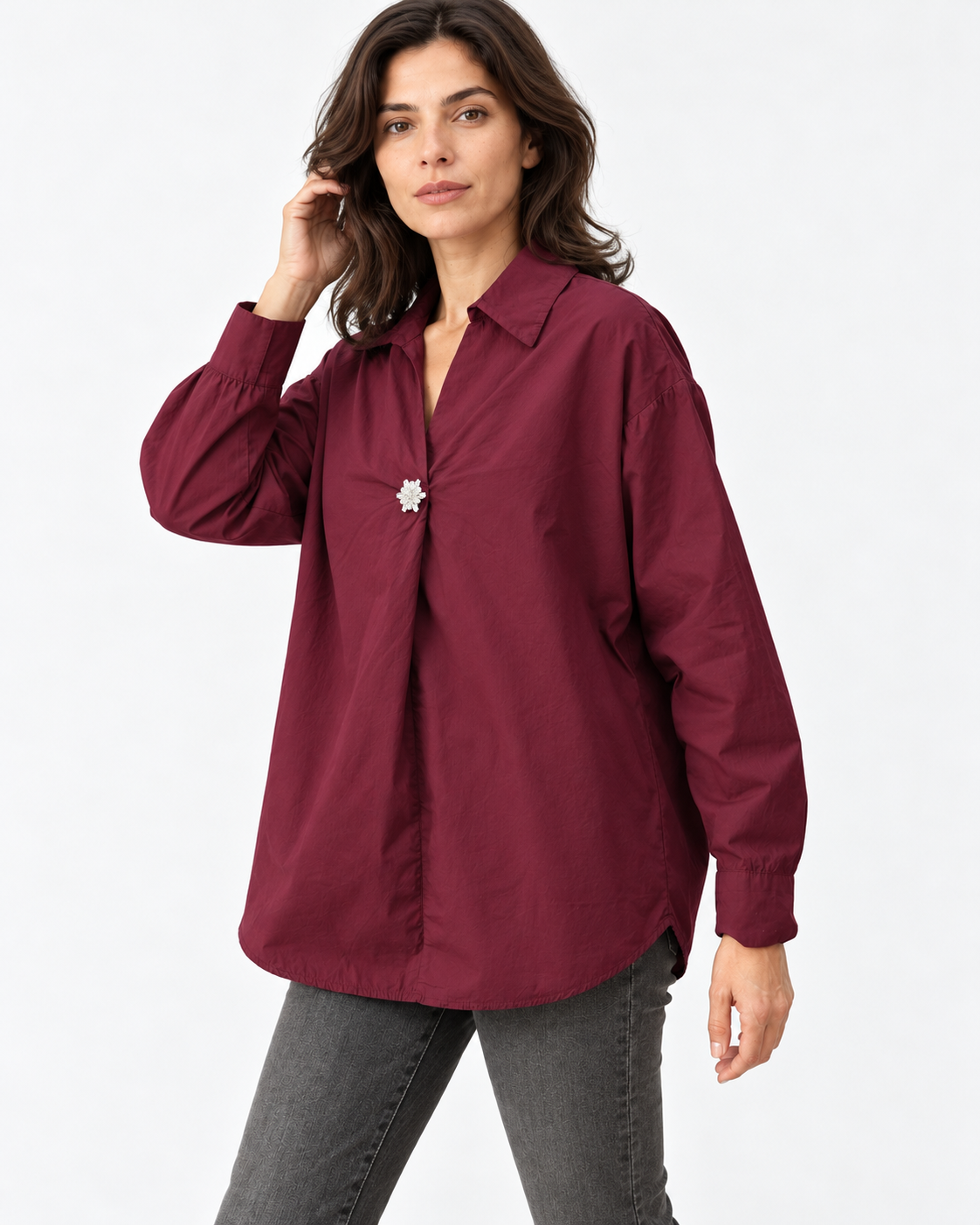 Cămașă oversize roșu închis din bumbac, cu mâneci lungi și tiv rotunjit, model în mers - All Above Boutique