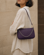 Geantă mini din piele naturală cu lanț decorativ, în nuanța violet închis.