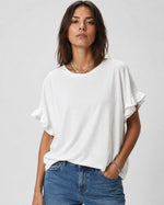 Tricou oversize din bumbac cu volan la mâneci, în nuanța alb, vedere din față.
