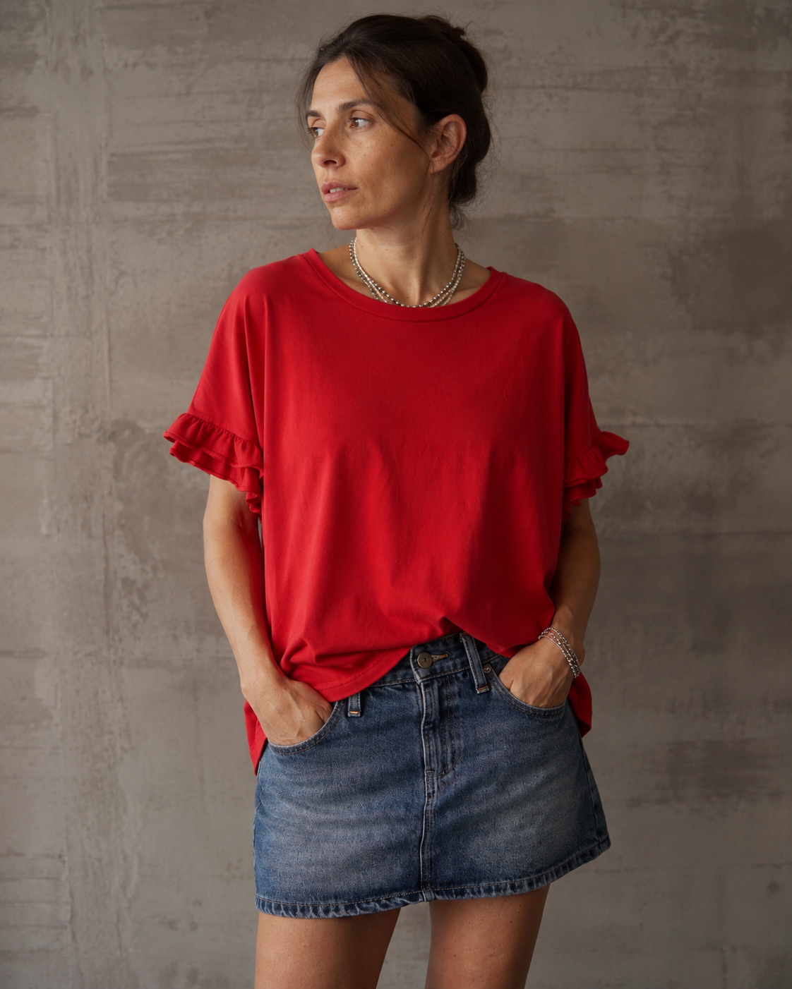 Tricou oversize din bumbac cu volan la mâneci, în nuanța roșu, vedere din față.