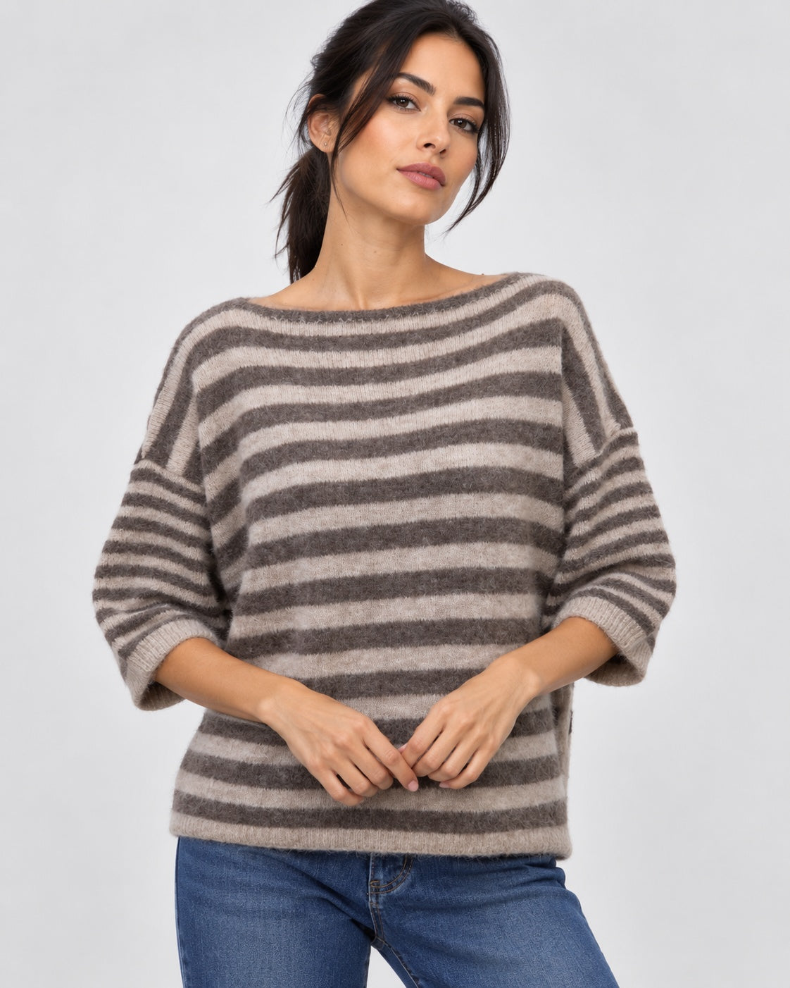 Pulover oversize pufos cu dungi și mânecă 3/4, nuanța maro, All Above Boutique.