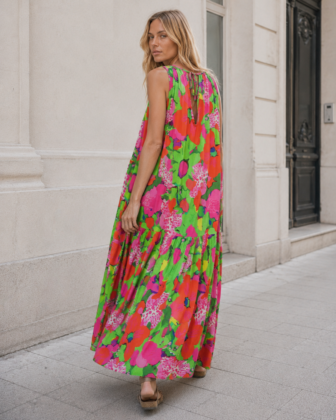 Rochie lungă evazată fără mâneci, vedere laterală. All Above Boutique.