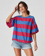 Tricou larg cu mâneci bufante și dungi late, în nuanța roșu, vedere frontală.
