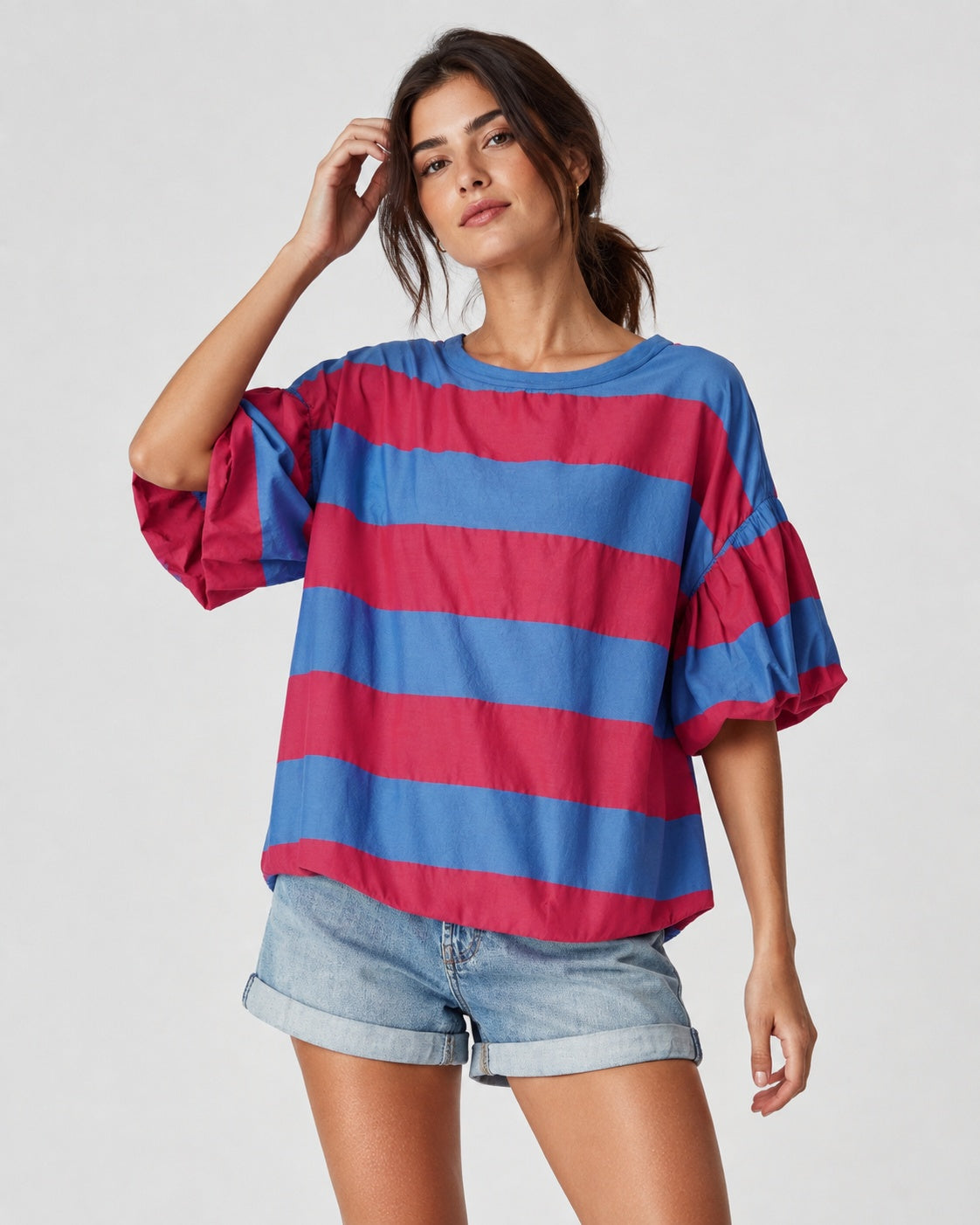 Tricou larg cu mâneci bufante și dungi late, în nuanța roșu, vedere frontală.