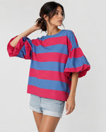 Tricou larg cu mâneci bufante și dungi late, în nuanța roșu, vedere din unghi.