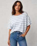 Tricou din bumbac cu dungi contrastante, în nuanța albastru cer senin, vedere din față.