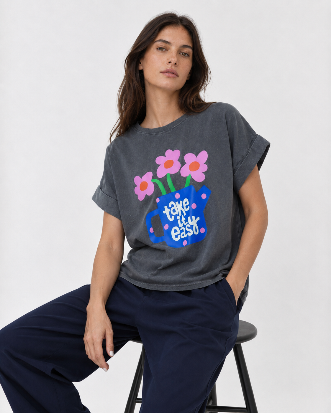 Tricou casual cu mâneci rulate și mesaj Take it easy, vedere ansamblu. All Above Boutique.