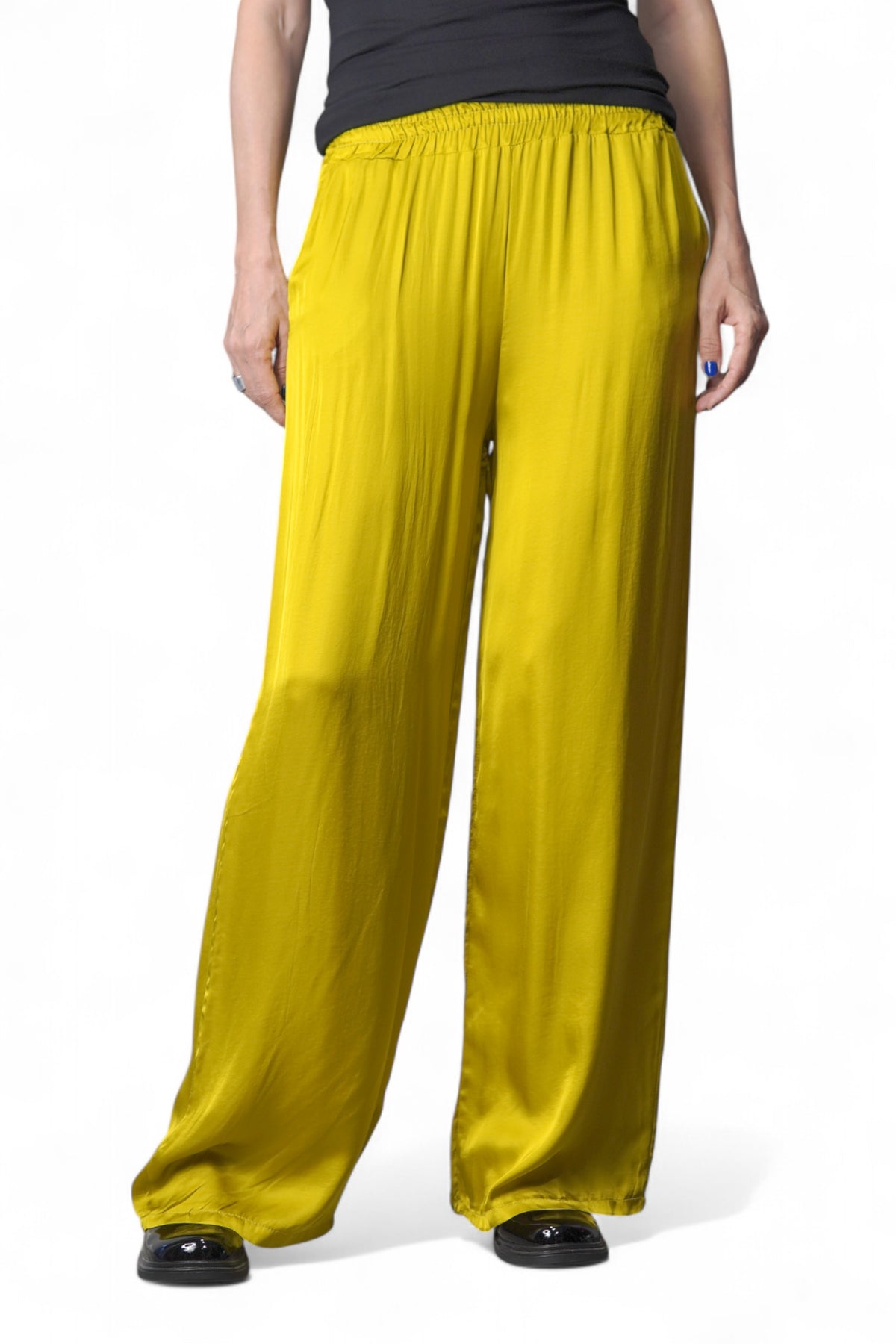 Pantaloni largi satinați din viscoză, în nuanța galben pai, vedere frontală, All Above Boutique