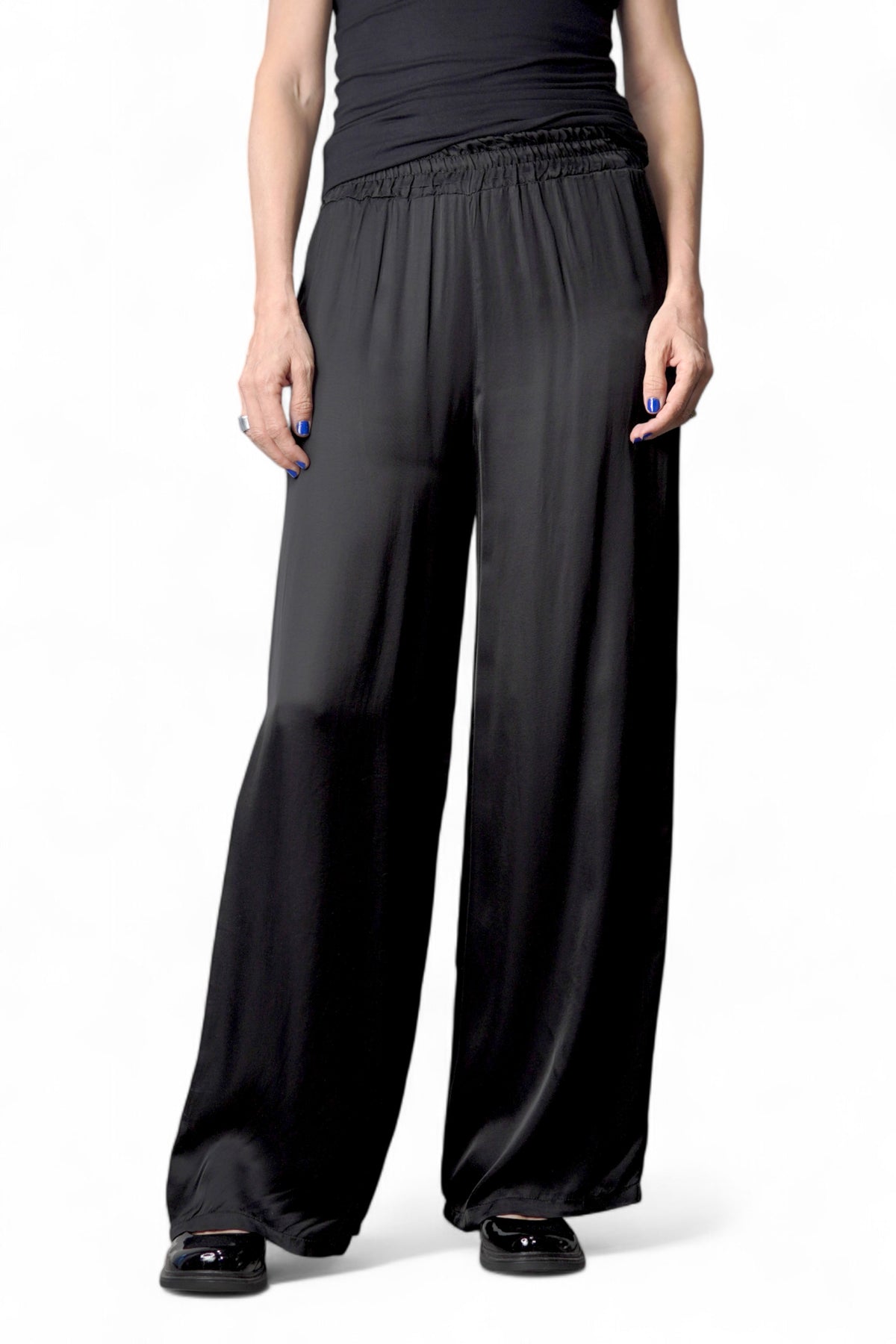 Pantaloni largi satinați din viscoză, în nuanța negru, vedere frontală, All Above Boutique