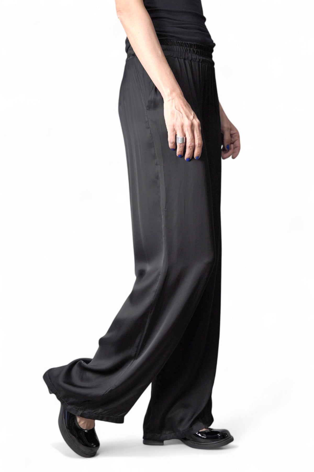 Pantaloni largi satinați din viscoză, în nuanța negru, vedere laterală, All Above Boutique