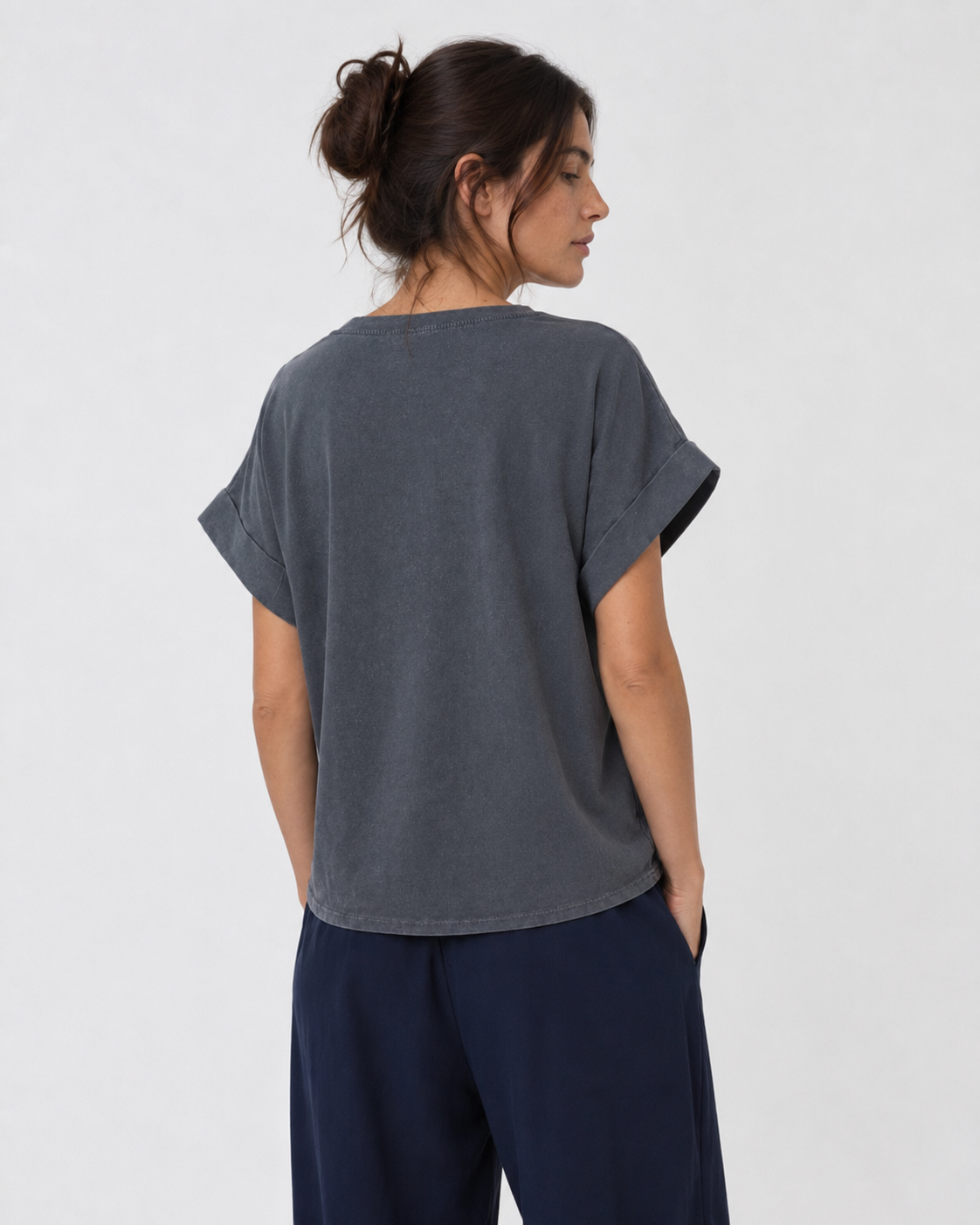 Tricou cu mâneci scurte rulate și mesaj imprimat, vedere din spate. All Above Boutique.