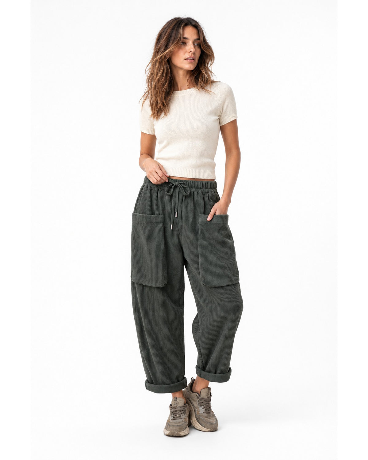 Pantaloni din catifea reiată cu buzunare mari aplicate, în nuanța kaki, vedere frontală, All Above Boutique
