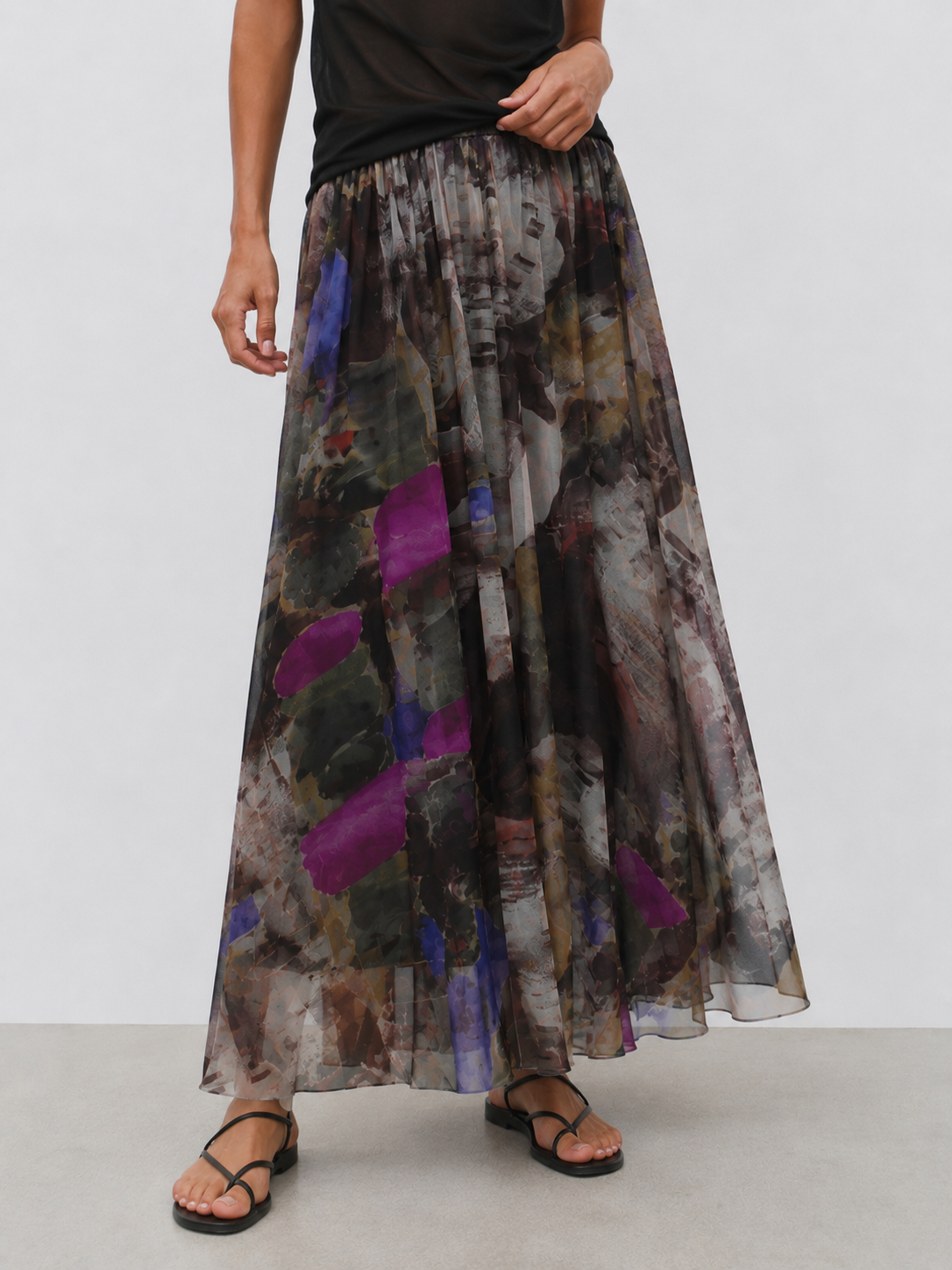Fustă midi tulle floral Amalfi purtată cu top negru, vedere ansamblu, All Above Boutique