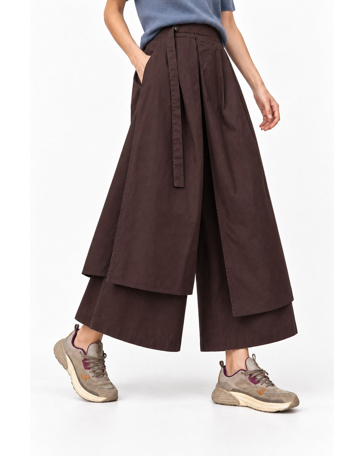Pantaloni fustă maro cafea din bumbac, cu fote suprapuse și baretă lungă, purtați cu mâna în buzunar - All Above Boutique